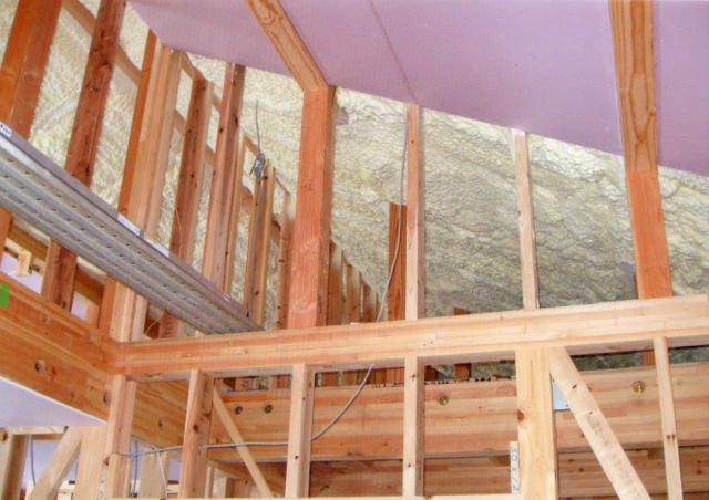 屋根裏も吹付断熱材